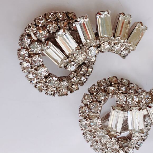 Mid Century Atomic Clear Rhinestone Clip On Earrings Swirl Baguette 50s Cocktail - Picture 3 of 9
